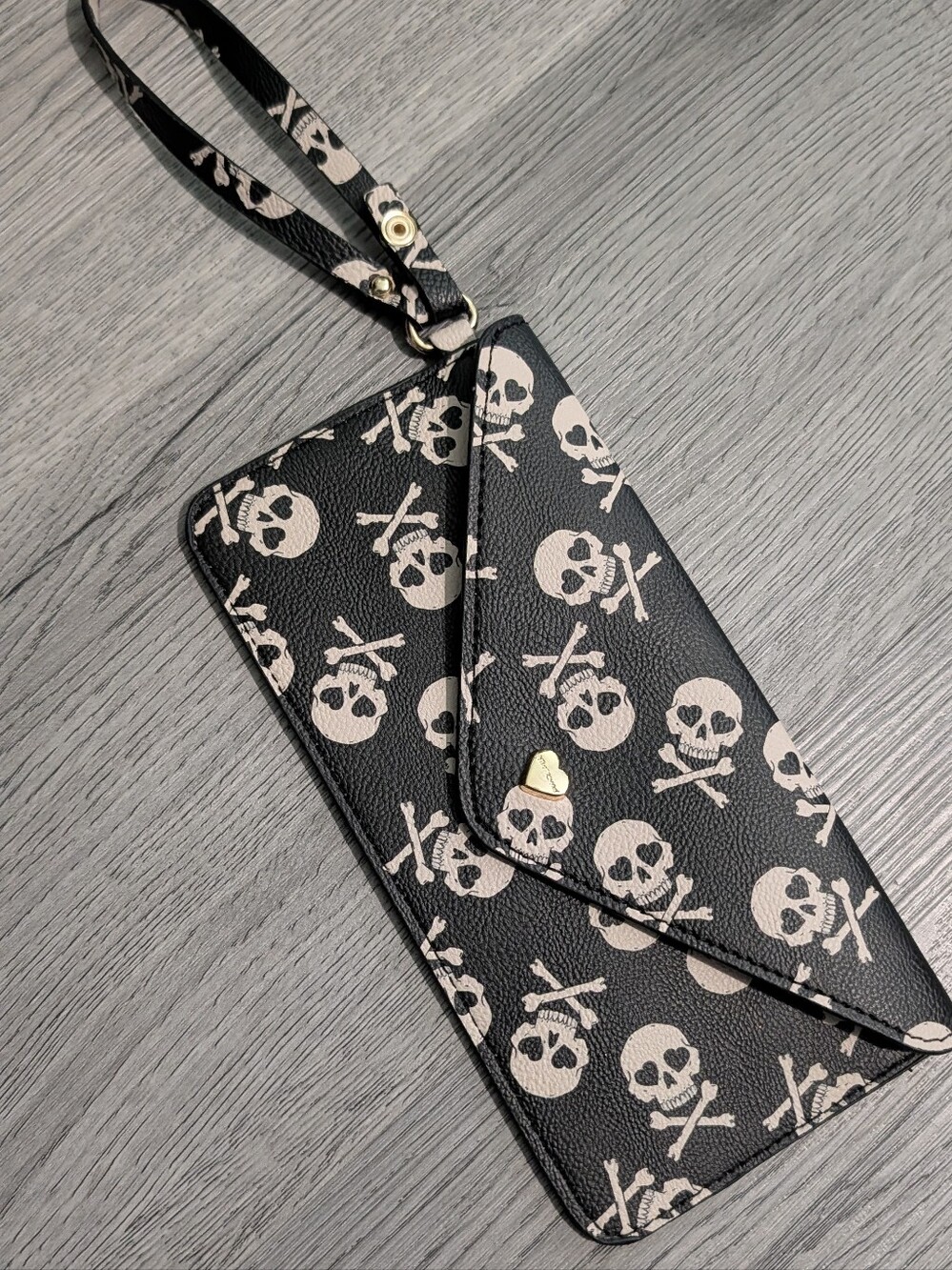 Betsey Johnson Skull & Crossbones Envelope Wristlet Clutch Goth Y2K Wallet Black